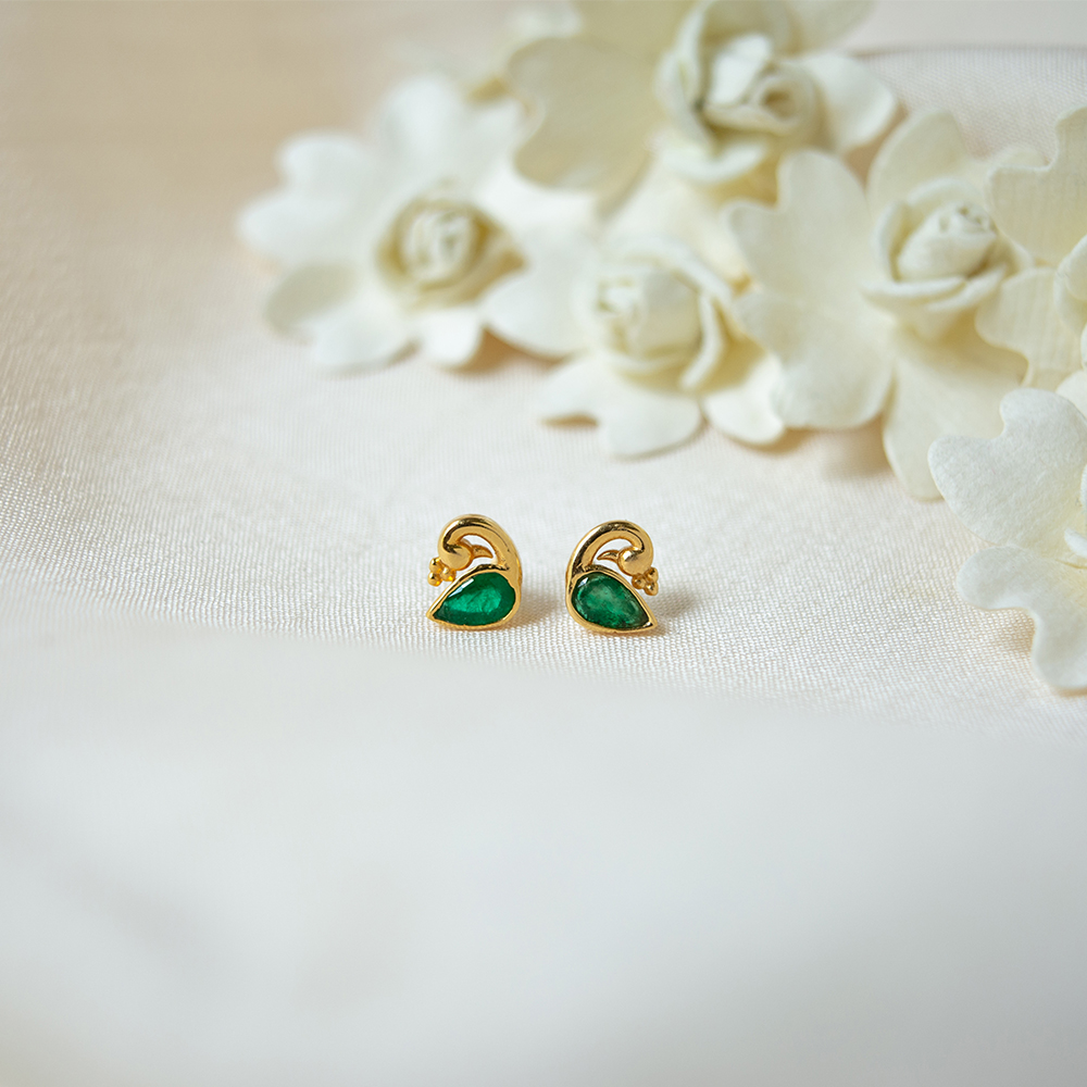 Shop Peacock Emerald 18K Gold Stud Earrings for Women Gehna