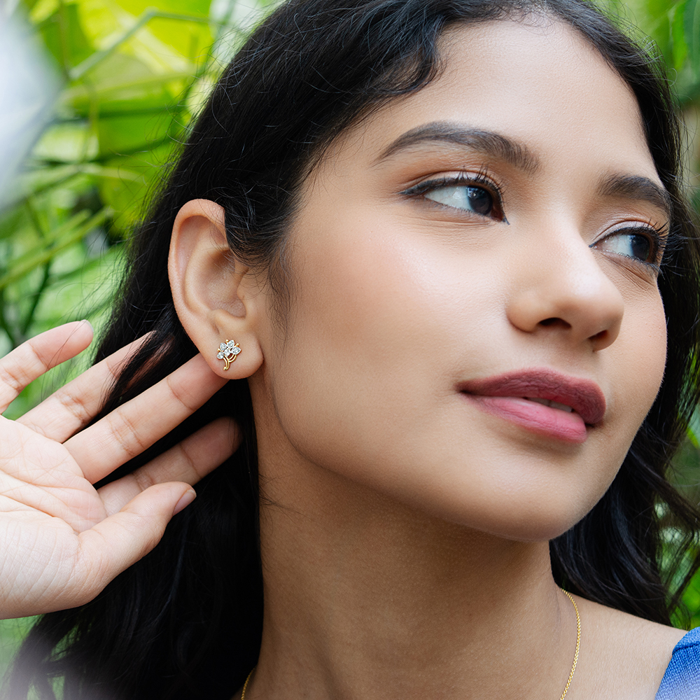 [Golden dew] 18K Gold☆GD in love Earrings Shop Garden Dew Diamond 18K Gold Stud Earrings for Women | Gehna