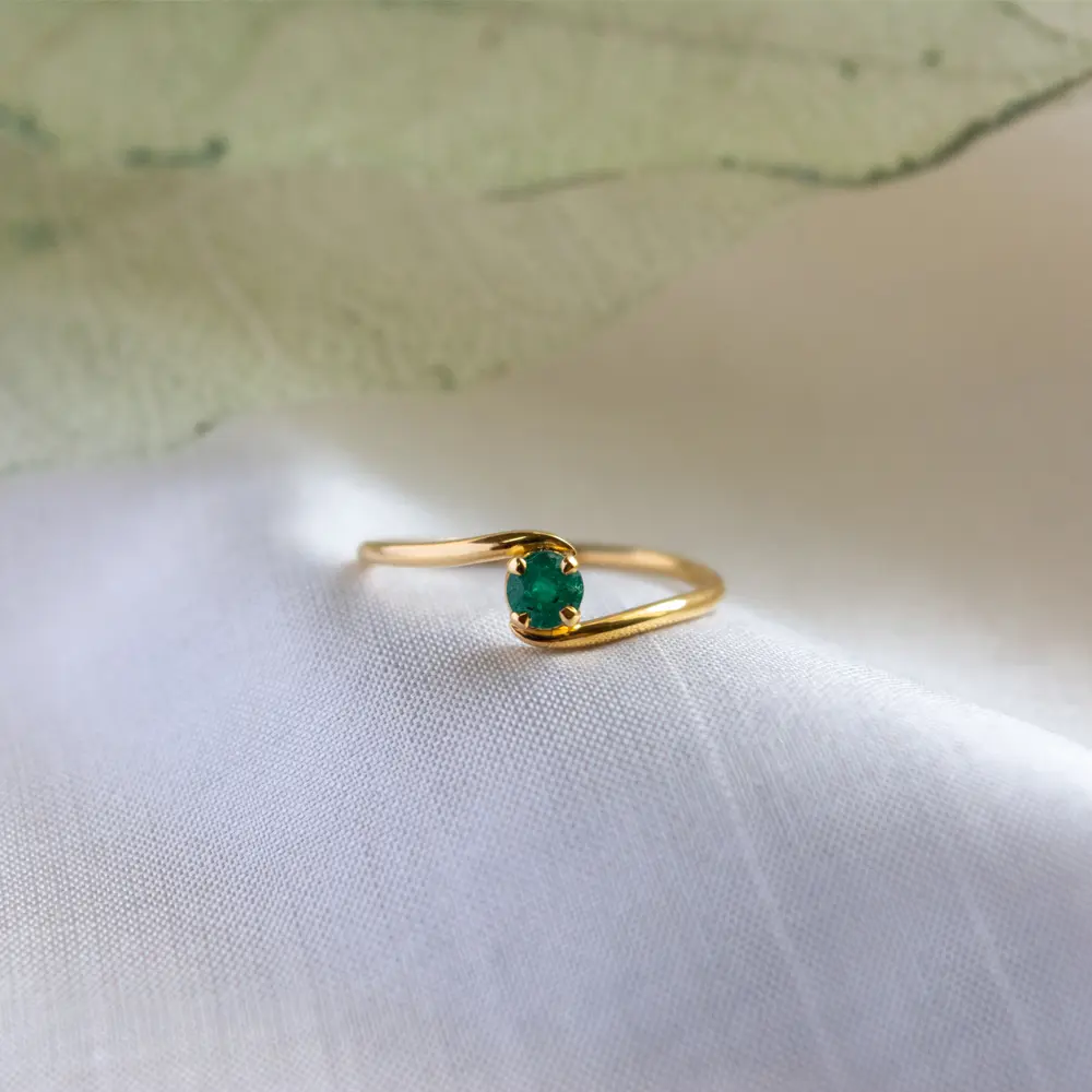 Shop Regal Natural Emerald 18K Gold Ring for Women Gehna